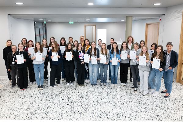 Abschlussbild des Schülerinnen mit Lehrerinnen und Organisatorinnen des Girls Day an der VAB