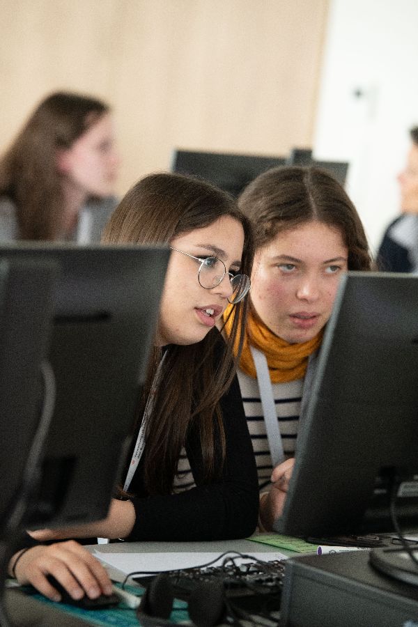 Schülerinnen vorm Computer