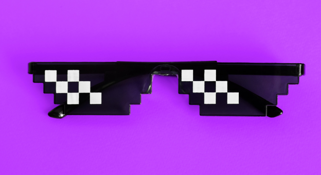 Auf violettem Hintergrund liegt eine Sonnenbrille in pixeligen Design
