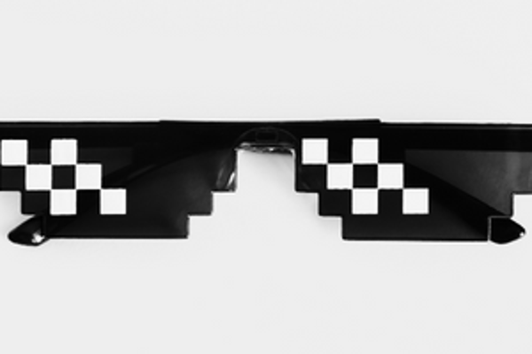 Weißer Hintergrund auf dem eine Sonnenbrille in groben Pixeldesign liegt