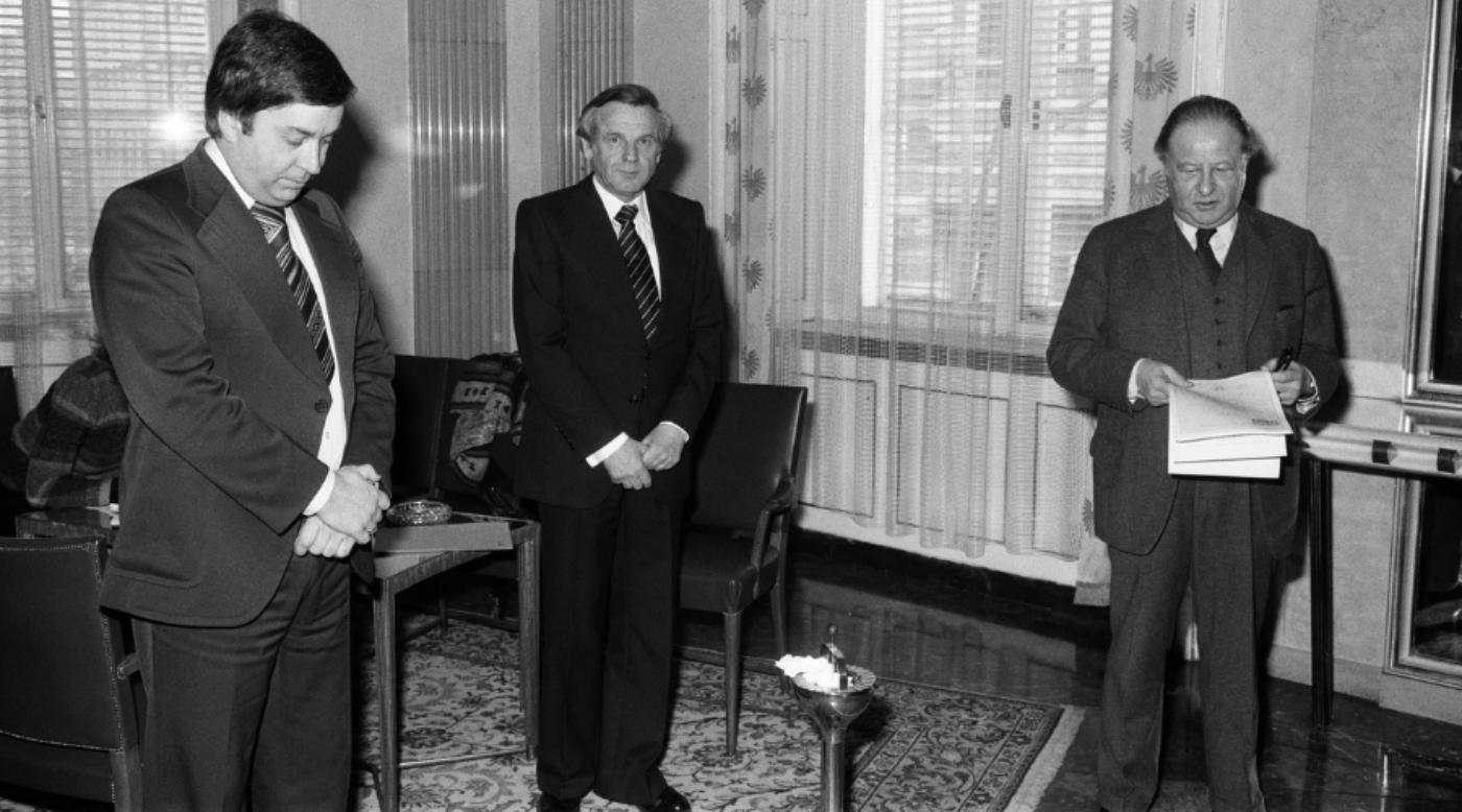 Kreisky und Bernfeld übergeben Diplome an der VAB