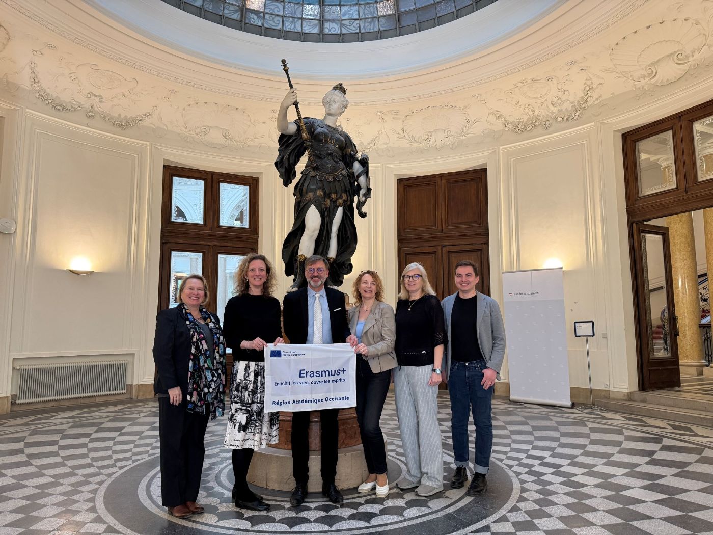 Gruppenfoto vor der Statue Austria