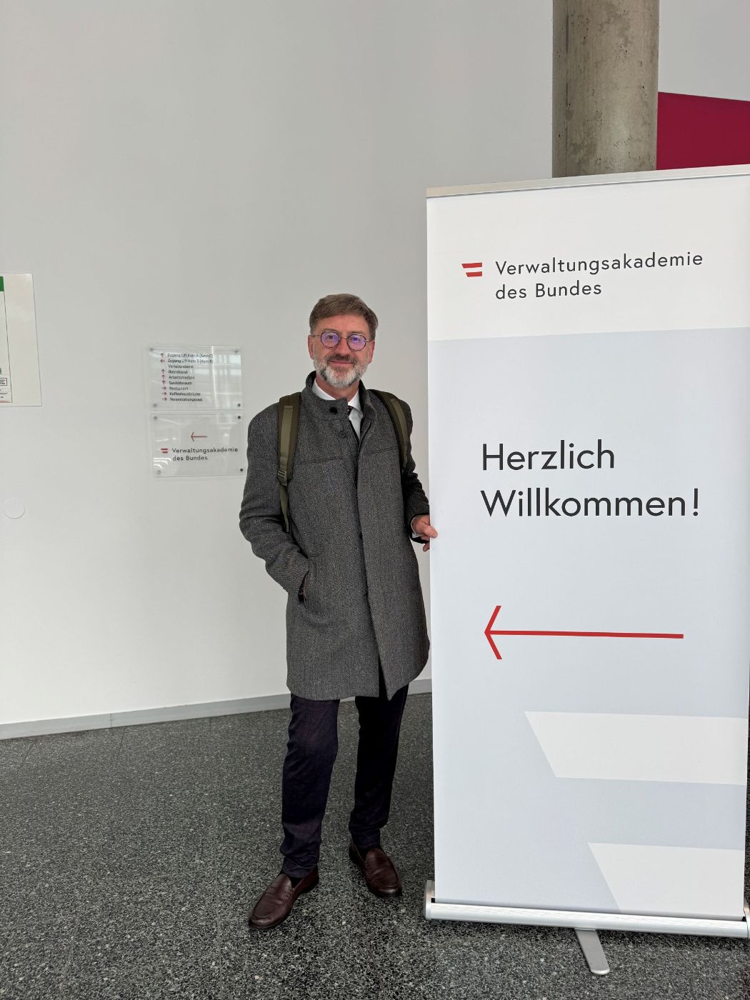 Avril neben einem Rollup der Verwaltungsakademie 