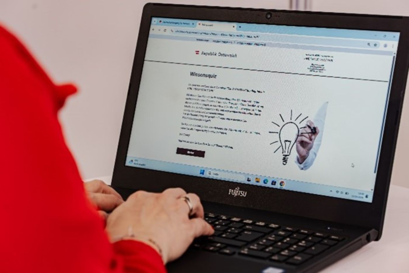 Ein Laptop mit dem E-Learning am Bildschirm.