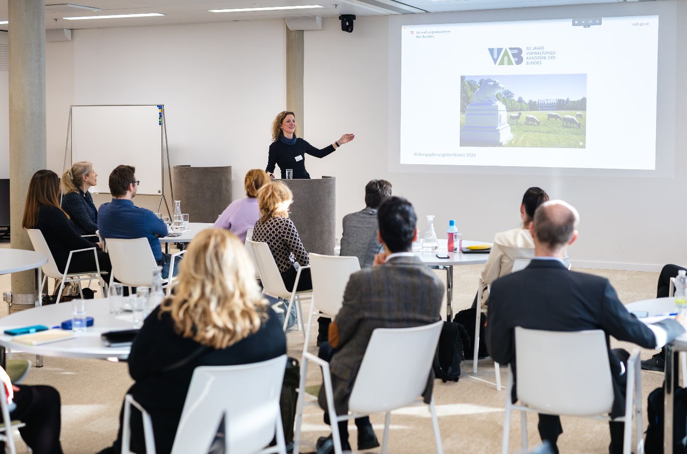 Teilnehmende der Bildungsplanungskonferenz 2026 von hinten sehen einer Präsentation zu.