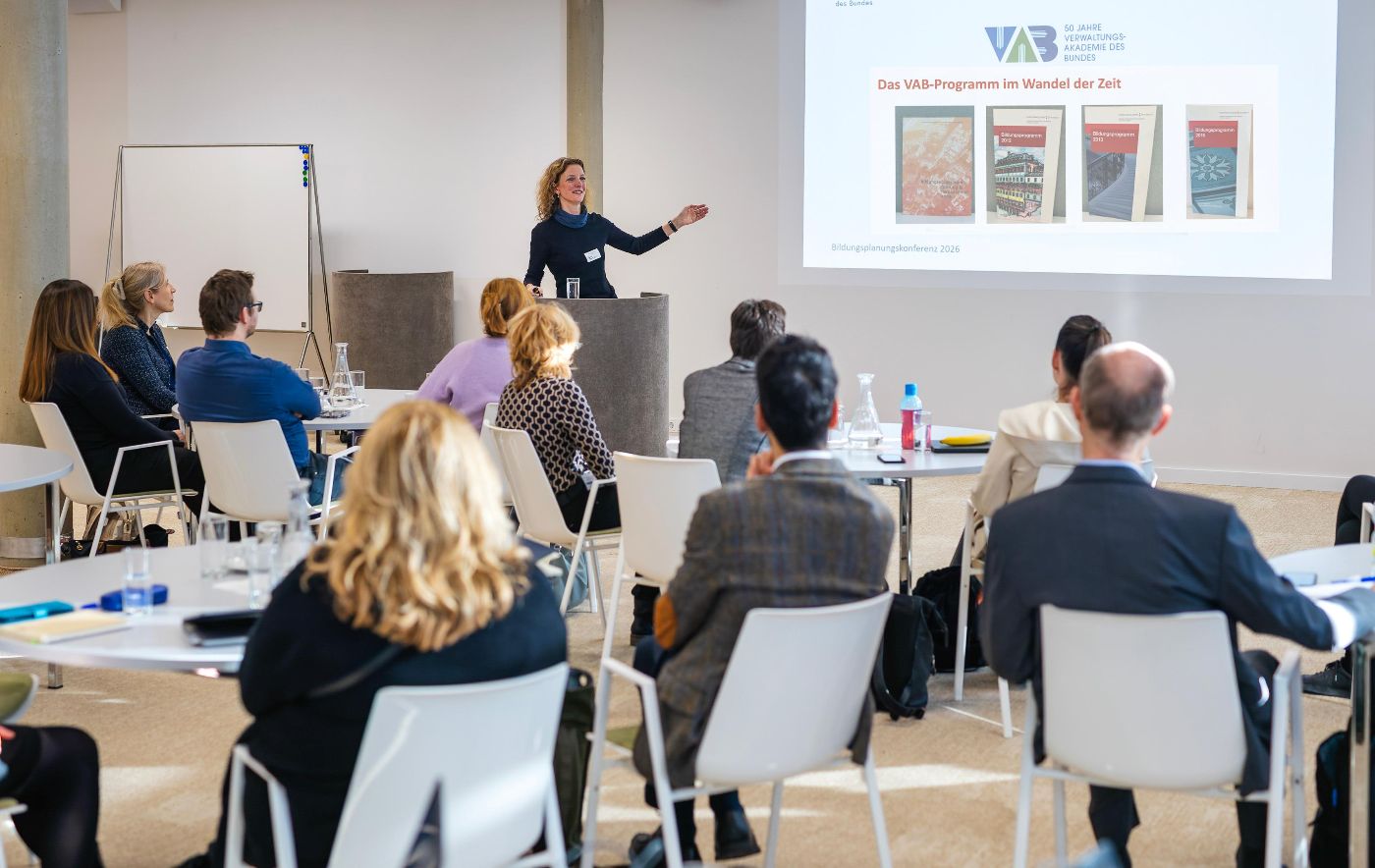 Teilnehmende der Bildungsplanungskonferenz 2026 von hinten sehen einer Präsentation zu.