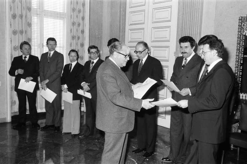 Bruno Kreisky verteilt Diplome an Absolventen der Verwaltungsakademie, 1978