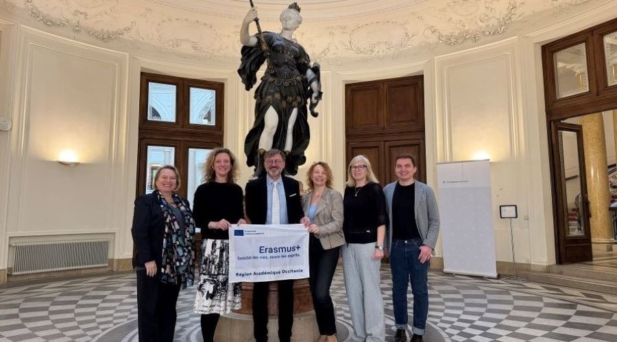 Gruppenfoto vor der Statue Austria