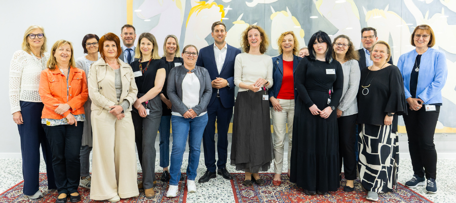 Gruppenfoto der Mitarbeiterinnen der VAB mit Staatssekretär Pröll und Abteilungsleiterin Dietrich in der Mitte