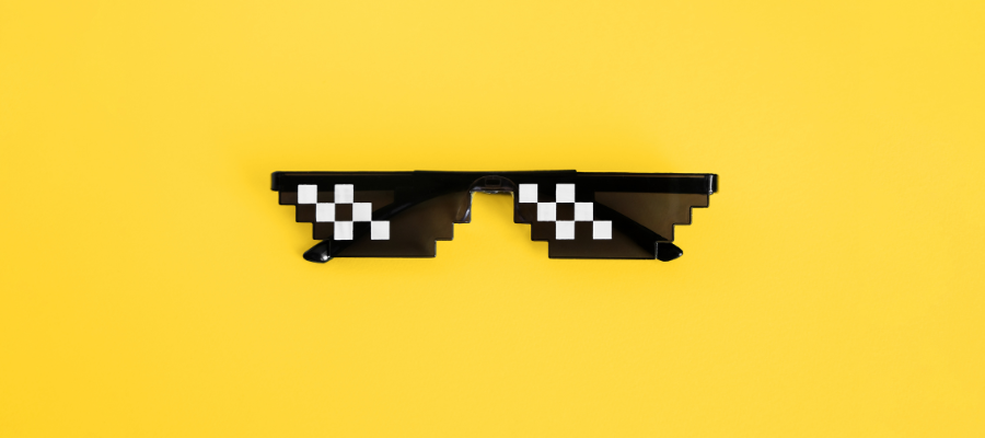 Sonnenbrille aus Pixel auf gelbem Hintergrund