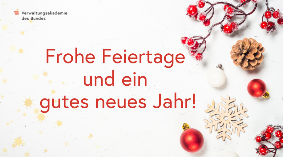 In roter Schrift auf weißem Hintergrund steht Frohe Feiertage und ein gutes neues Jahr. Rechts sind ein Zweig mit roten Beeren, ein Kiefernzapfen und Christbaumkugeln zu sehen. Links sind hellgelbe Sternchen im Hintergrund.