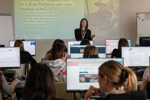 Vortragende spricht zu den Teilnehmerinnen des Girls Day