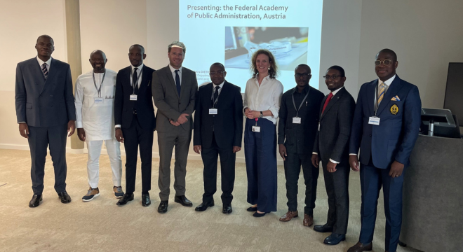 Delegation aus Kamerun mit Abteilungsleiterin Dietrich und Sektionschef in einem Seminarraum der Vab.