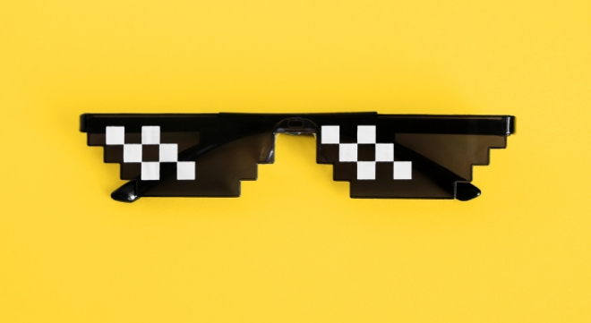Sonnenbrille, die aussieht als wäre sie aus groben Pixel, auf gelben Hintergrund.