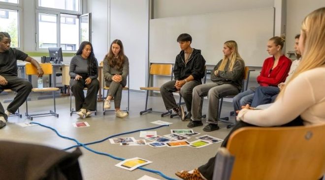 Gruppenarbeit an der Themenstation „Korruptionsskala”