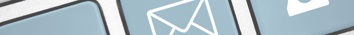 Seitenbanner mit Keyboardtasten auf denen ein Symbol für E-Mail, Telefon und ein Klammeraffe sind.