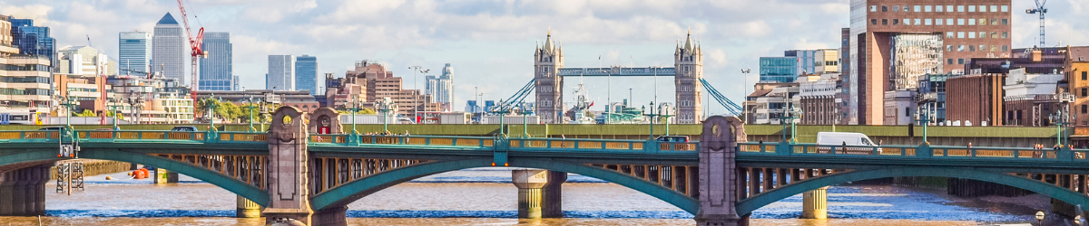 Seitenbanner mit einer Ansicht von London. Sie zeigt einer Steinbrücke über den Fluss Themse, im Hintergrund ist die Towerbridge zu sehen.